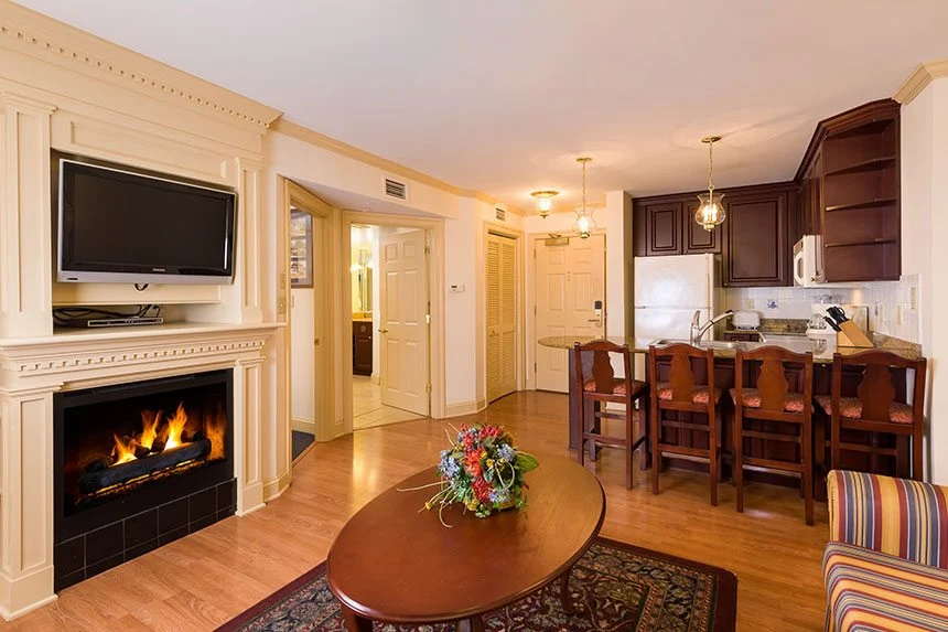 Living room of a Westgate Historic Williamsburg Resort two-bedroom deluxe villa with a fireplace and kitchen bar